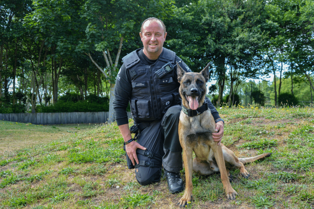 Rouwende hondengeleider werkt aan comeback met politiehond Diesel