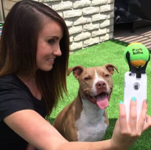 Een selfie nemen met je hond wordt een makkie door deze uitvinding