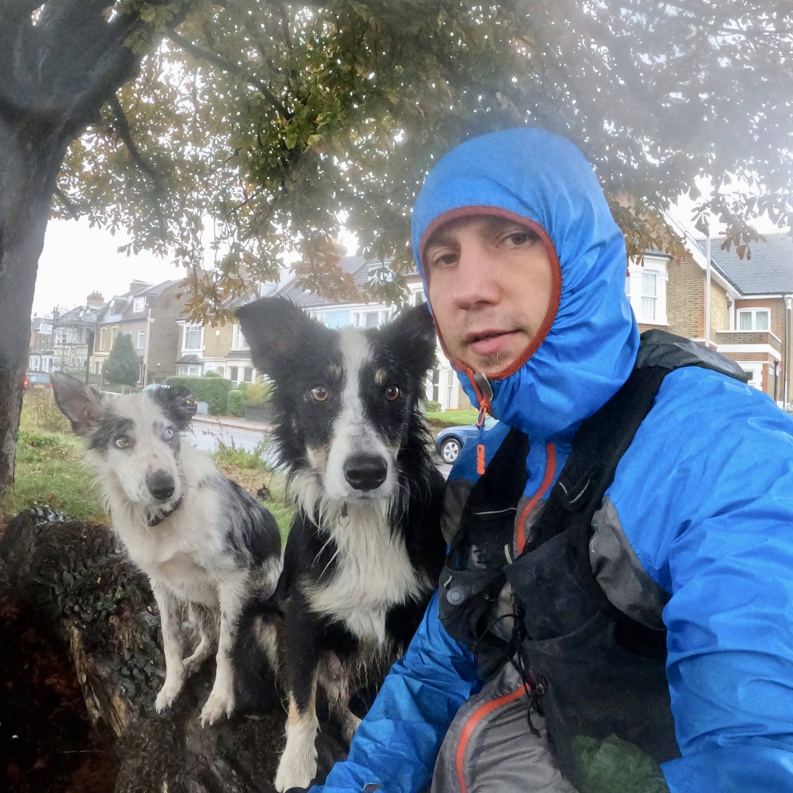 Aaron loopt elke dag een marathon met zijn twee honden