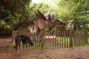 Jurassic Dogs Park: In dit speelbos snuffelt je hond tussen de dino’s!